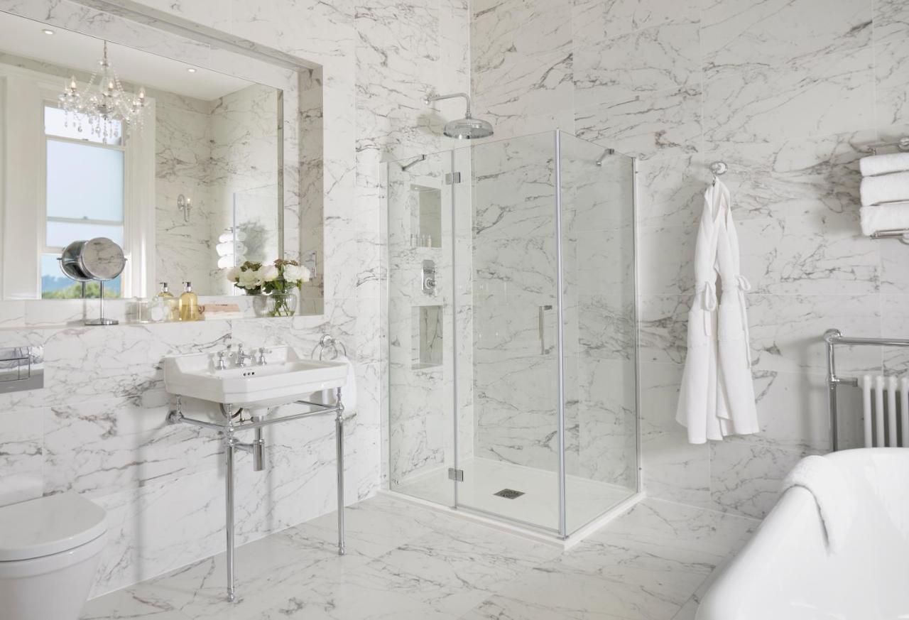 Bathen House Boutique Hotel Exterior photo A modern bathroom