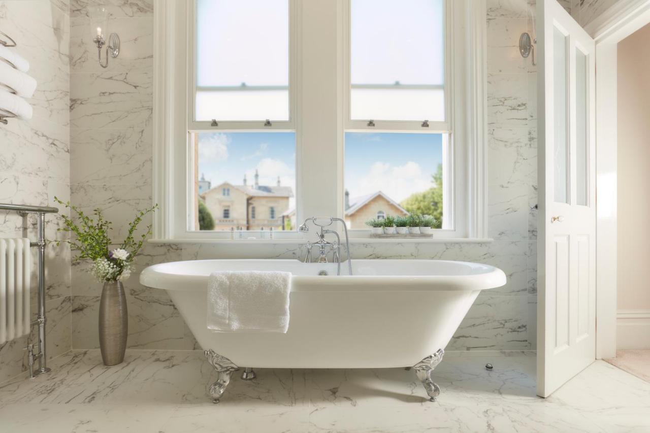 Bathen House Boutique Hotel Exterior photo A freestanding bathtub