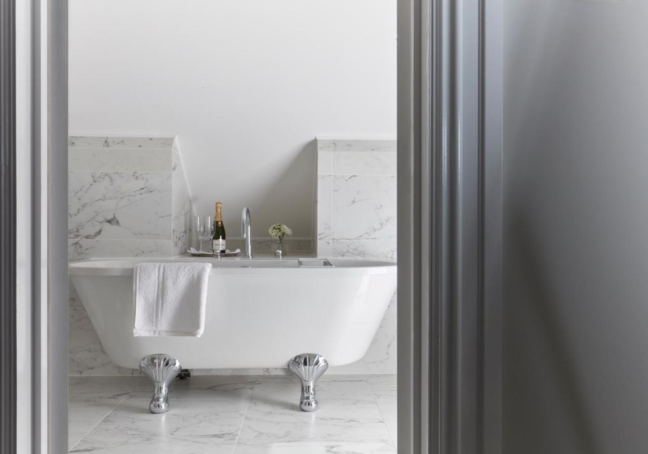 Bathen House Boutique Hotel Exterior photo A freestanding bathtub