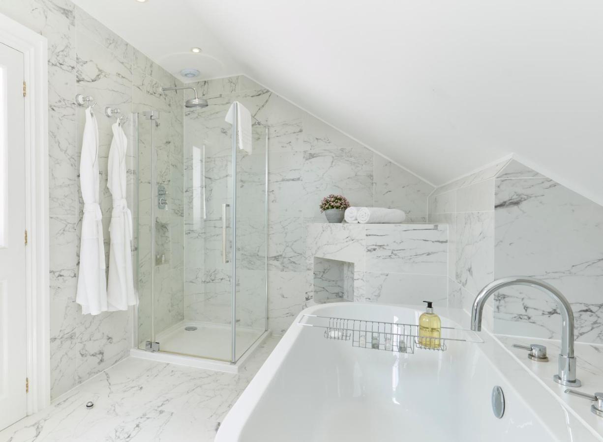 Bathen House Boutique Hotel Exterior photo A modern bathroom