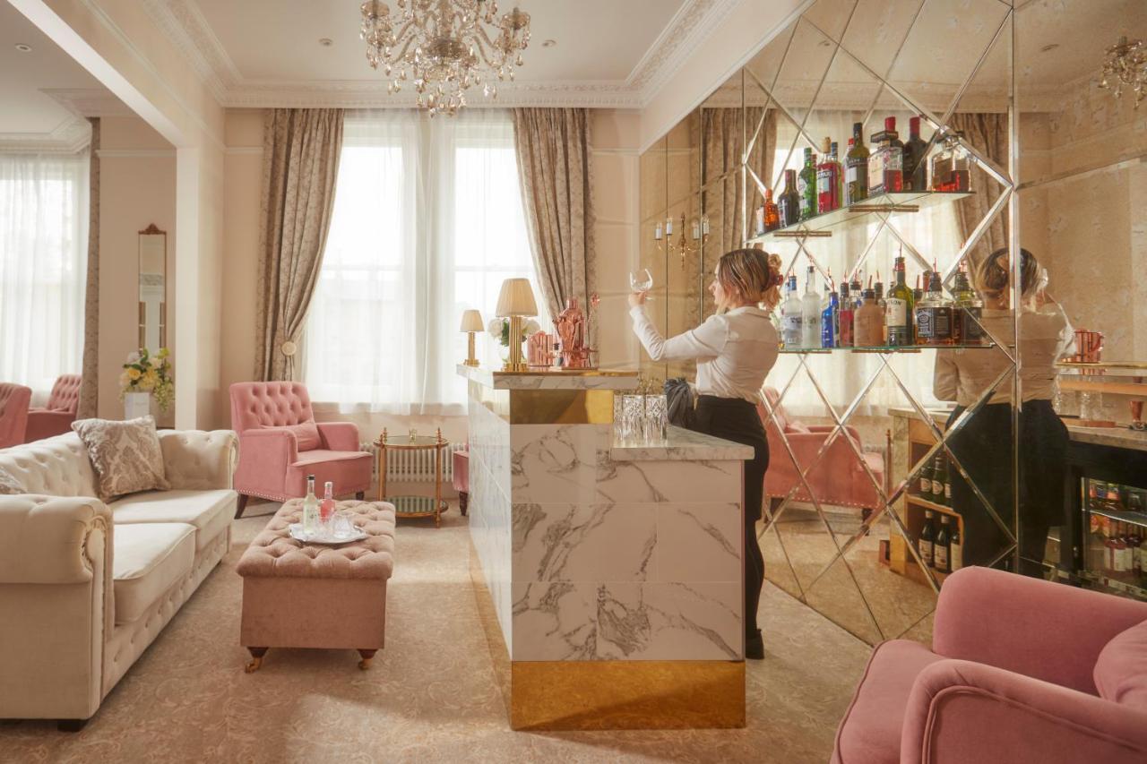 Bathen House Boutique Hotel Exterior photo The bar at the Hotel de Crillon