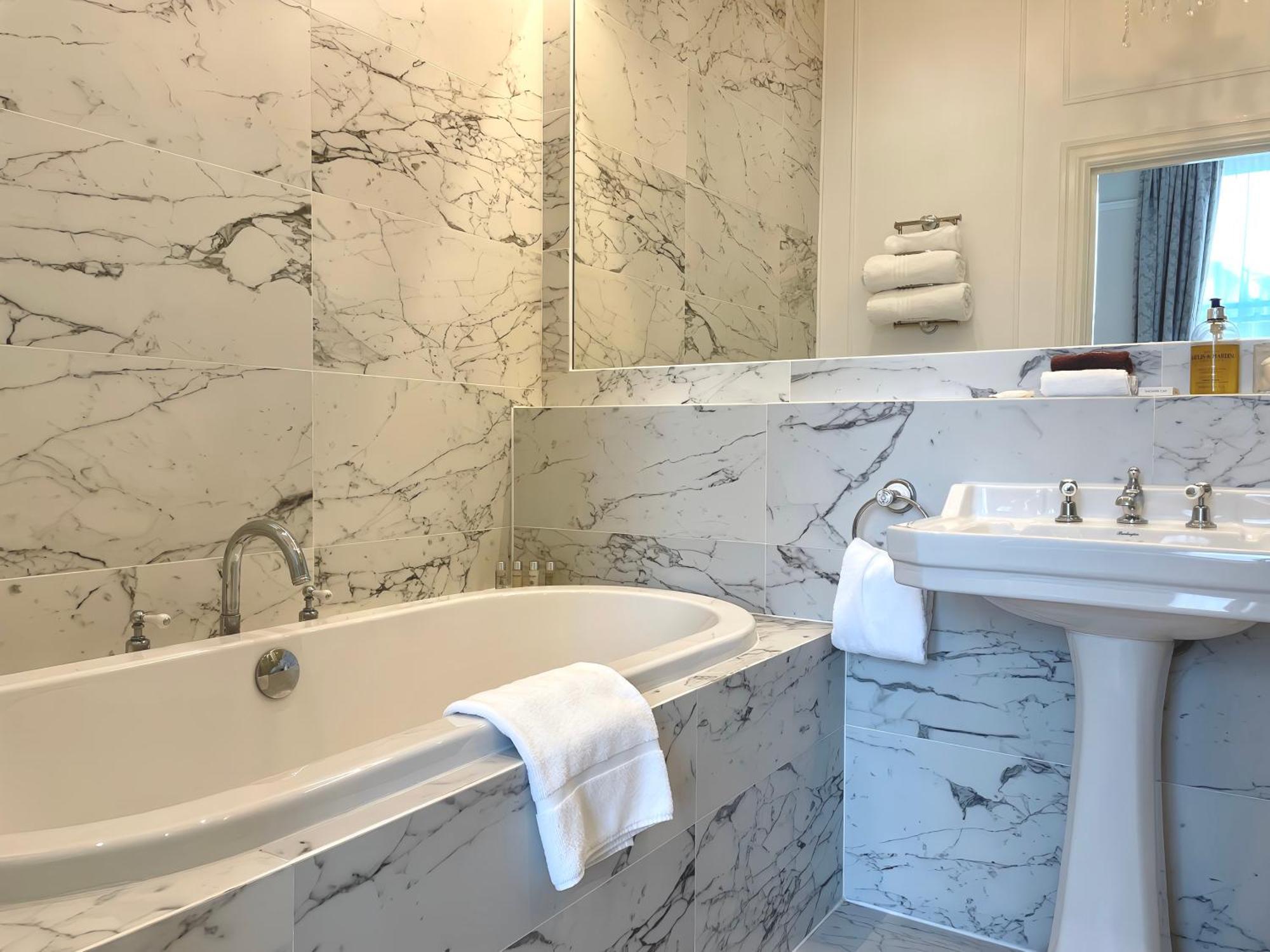 Bathen House Boutique Hotel Room photo Bathroom in the hotel