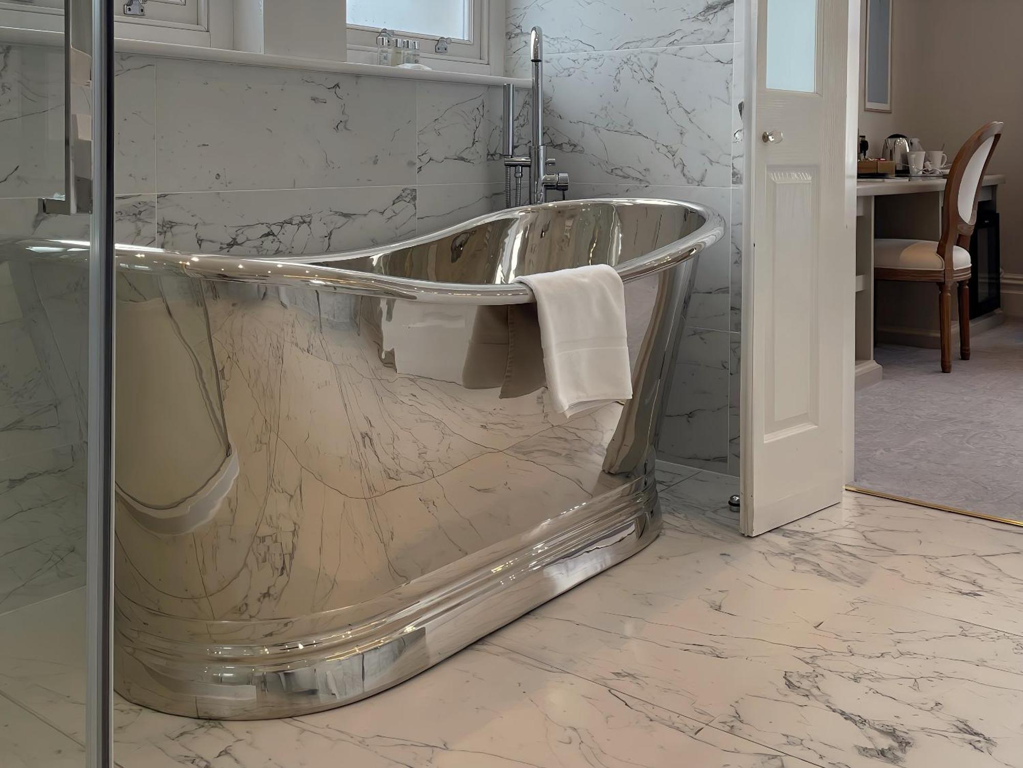 Bathen House Boutique Hotel Room photo A freestanding bathtub