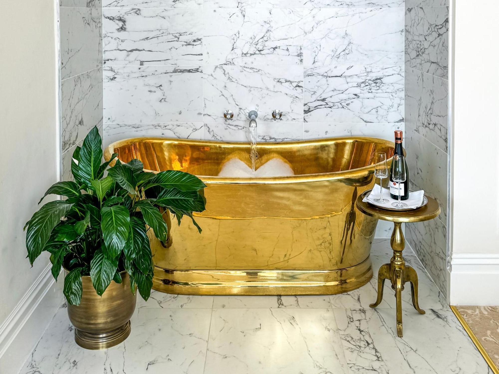 Bathen House Boutique Hotel Room photo A freestanding copper bathtub