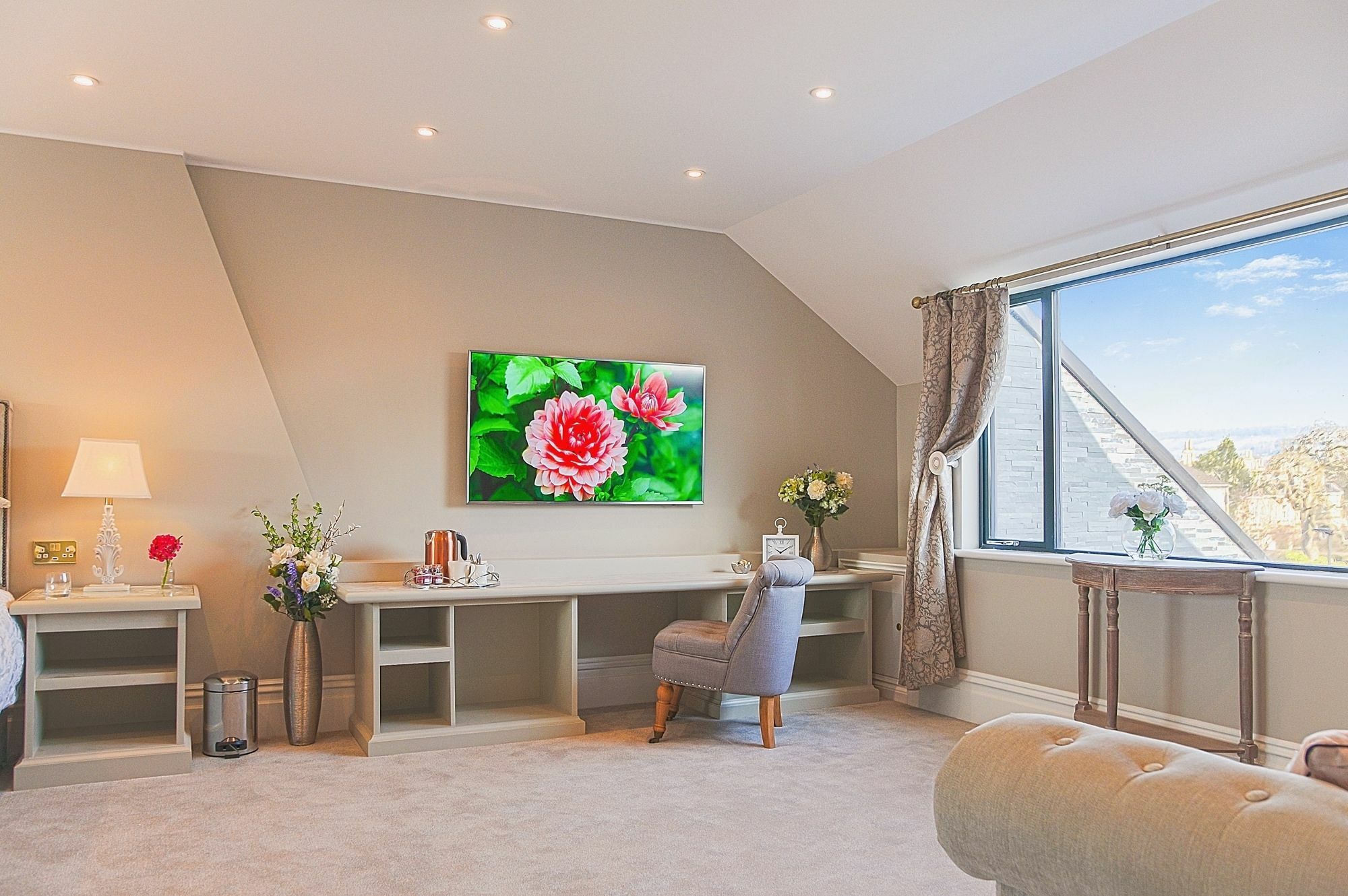 Bathen House Boutique Hotel Exterior photo A room with a TV